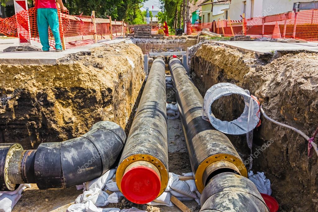 проложенная труба. прокладка труб. прокладка магистральных коллекторов канализации 1400мм. прокладка нефтепровода. пнд труба 32 в траншее.