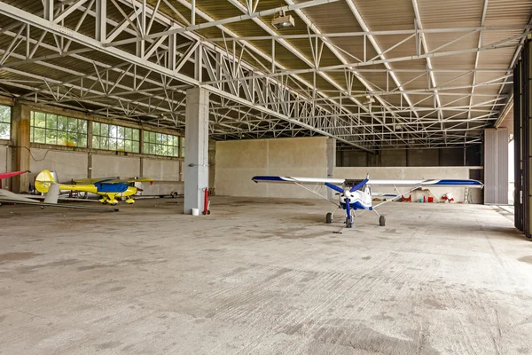 Vliegtuig is geparkeerd in de hangar — Stockfoto
