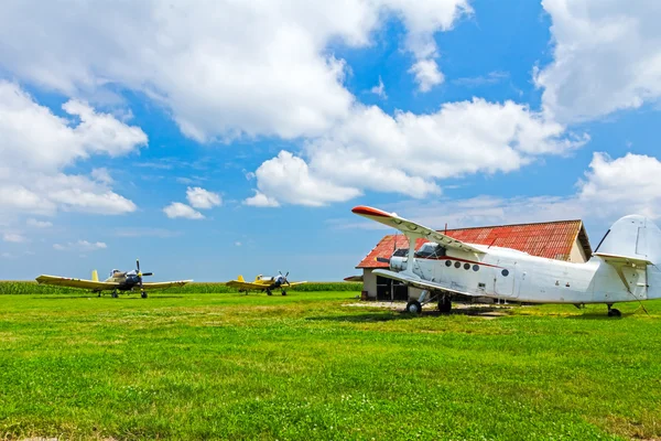 Biplan stående på flygfält — Stockfoto