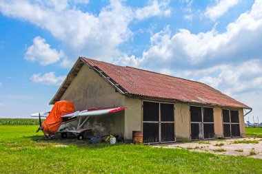 Bir ambar duvarda uçak var.