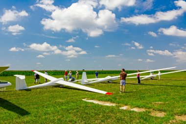 Havaya gitmek için bekleyen planör
