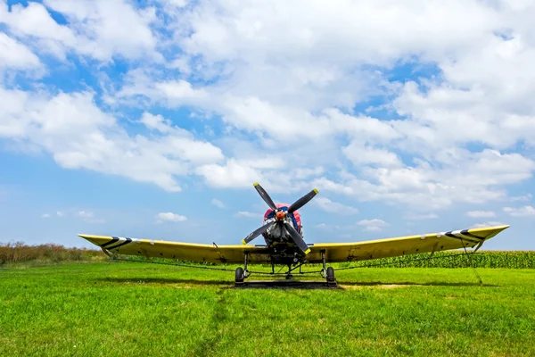 Hava sahasında ilaçlama uçağı — Stok fotoğraf