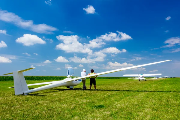 Gliders waiting to go into the air — Stock Photo, Image