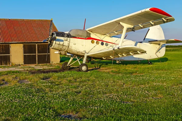 夕暮れ時の複葉機の立っています。 — ストック写真