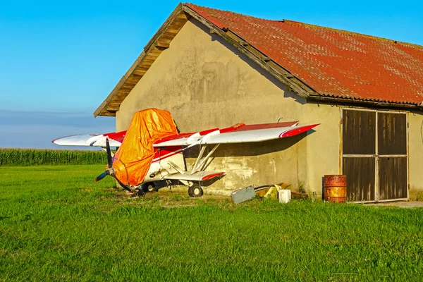 Bir ambar duvarda uçak var.