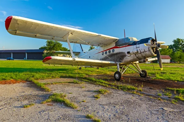 Biplano de pie al atardecer — Foto de Stock