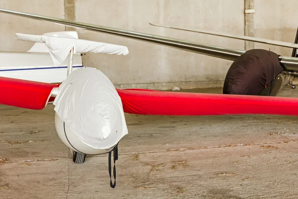 Lightweight gliders stationed inside of a big hangar — Stock Photo, Image