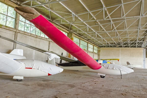 Lightweight gliders stationed inside of a big hangar — Stock Photo, Image