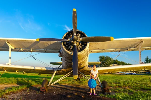 Dubbele gevleugelde propeller afsteekt tegen een heldere blauwe hemel. — Stockfoto