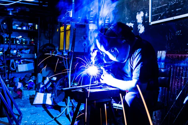 Soudeur dans l'atelier — Photo