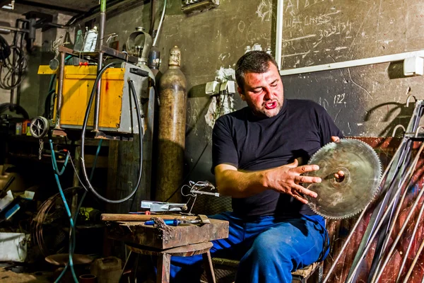 Soudeur dans l'atelier — Photo