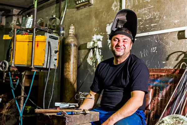 Soudeur dans l'atelier — Photo