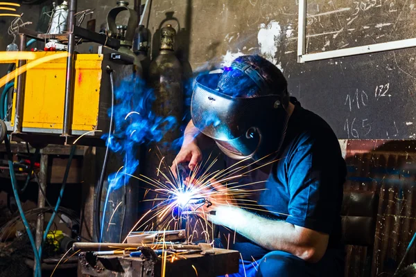 Lasser in de werkplaats — Stockfoto