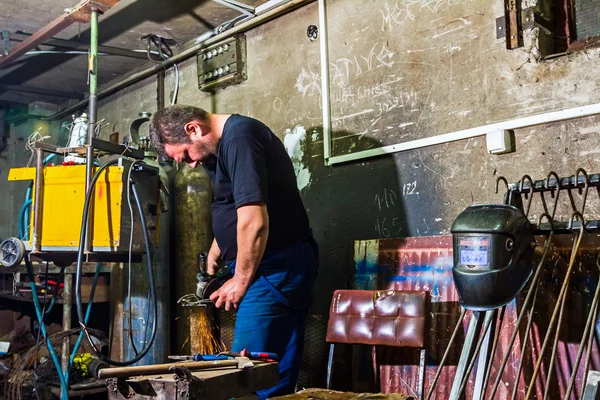 Soudeur dans l'atelier — Photo