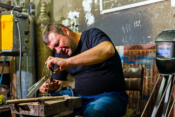 Soudeur dans l'atelier — Photo