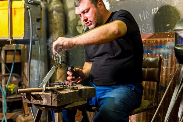 Soudeur dans l'atelier — Photo