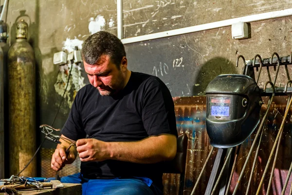 Soudeur dans l'atelier — Photo