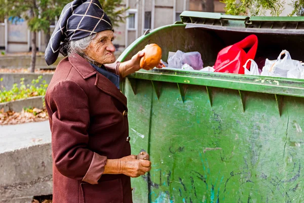 빈곤에 있는 여자 — 스톡 사진