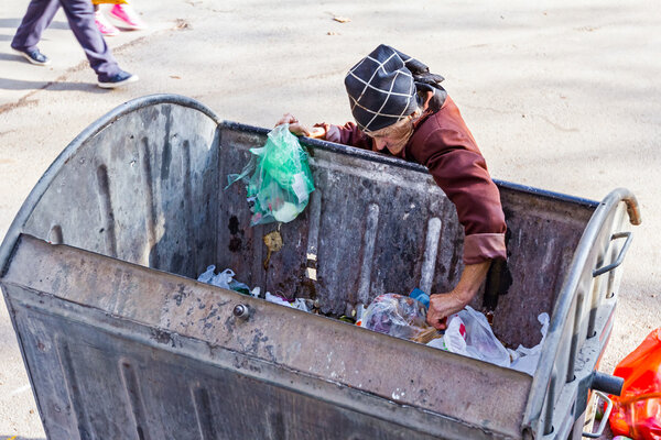 Женщина в бедности
