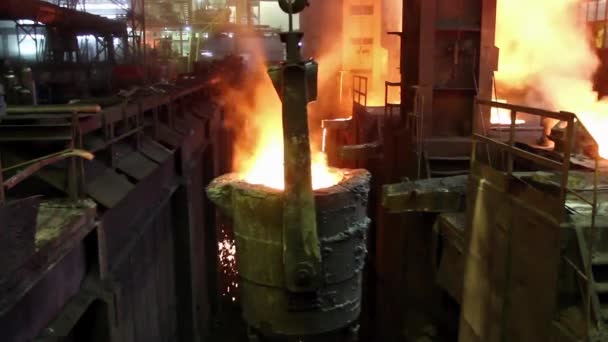 Заливка расплавленной стали — стоковое видео