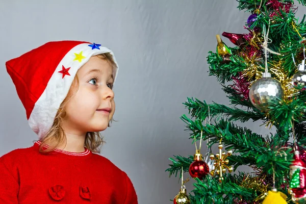 Gelukkig klein meisje in Kerstman hoed — Stockfoto