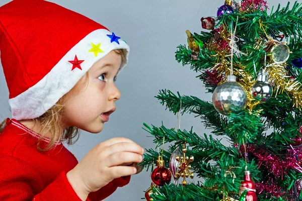 Gelukkig klein meisje in Kerstman hoed — Stockfoto