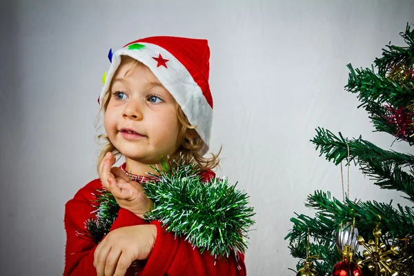 Gelukkig klein meisje in Kerstman hoed — Stockfoto