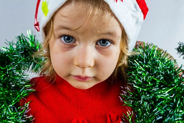 Gelukkig klein meisje in Kerstman hoed — Stockfoto