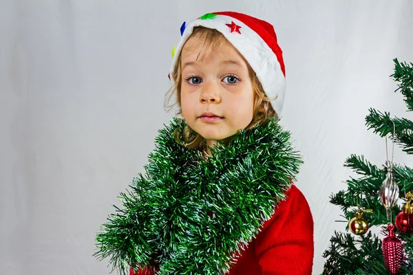 Menina pequena feliz em chapéu de Santa — Fotografia de Stock