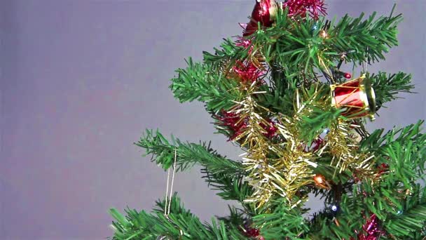 Bonne petite fille dans le chapeau de Père Noël 