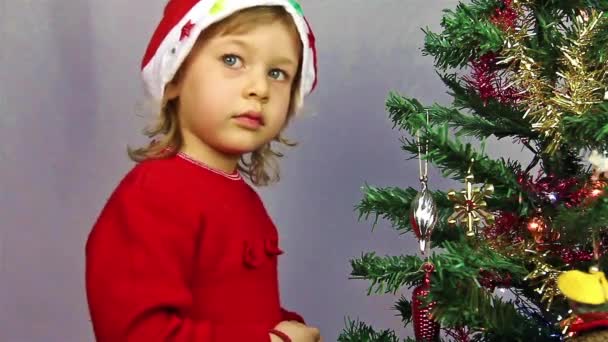 Felice bambina a Babbo Natale cappello — Video Stock