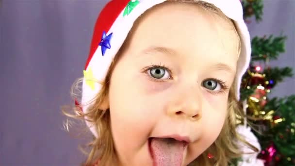 快乐的小女孩在圣诞老人帽子 — 图库视频影像