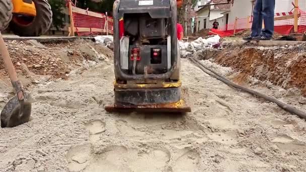 Compactação do solo no canteiro de obras — Vídeo de Stock