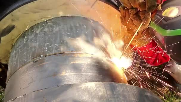Trabajador metalúrgico trabajando en un oleoducto — Vídeos de Stock