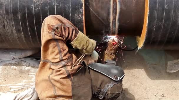焊工焊接管道沟 — 图库视频影像