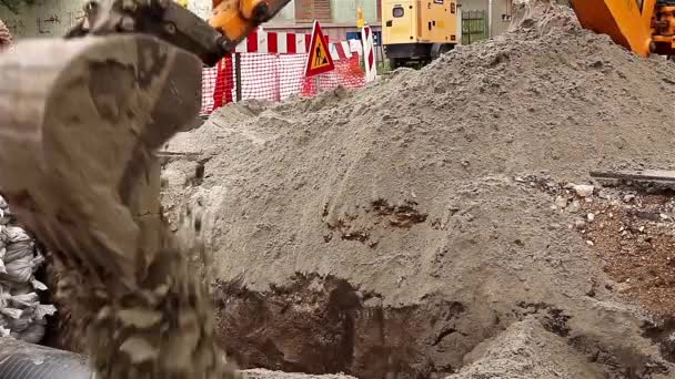 Excavator in action — Stock Video