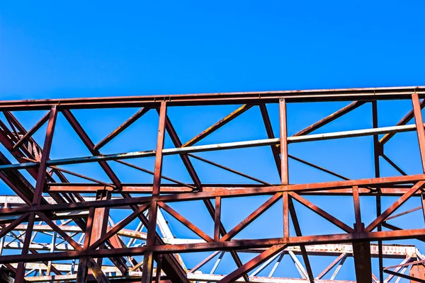 Rural afgedankte stalen constructie — Stockfoto