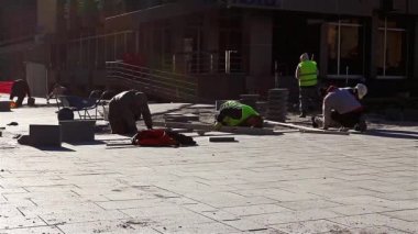 İş yerinde fayans ustası
