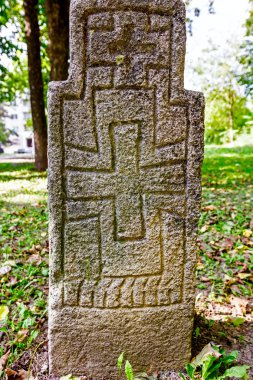Malta haçı mezar taşı üzerinde