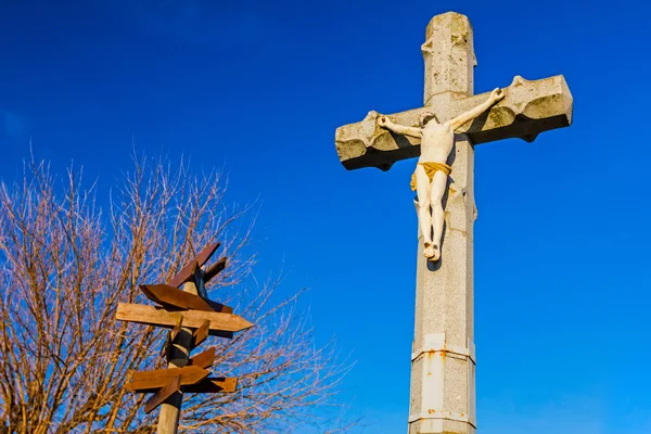 Krzyż przeciw błękitne niebo — Zdjęcie stockowe