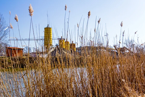 Poço de cascalho com vários silos — Fotografia de Stock