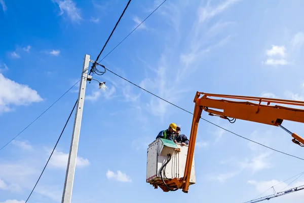 Power line team at work on a pole — Stock Photo, Image