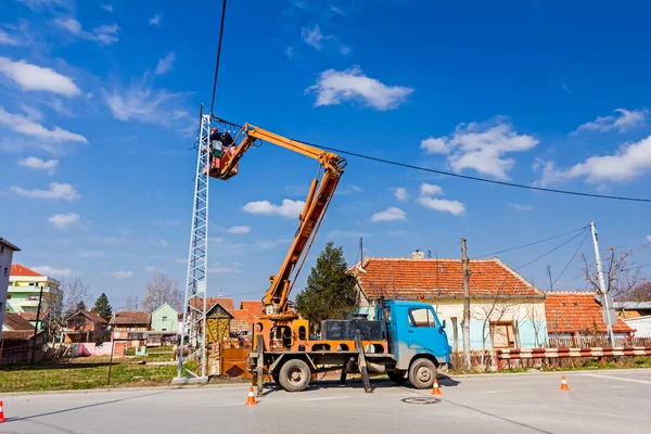 Echipa liniei electrice lucrează la un pol — Fotografie, imagine de stoc