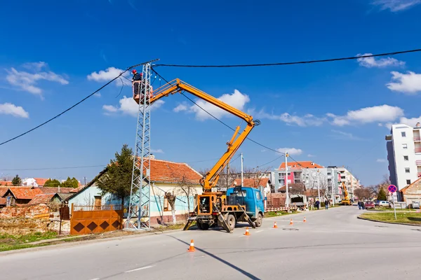 Power line team at work on a pole — Stock Photo, Image