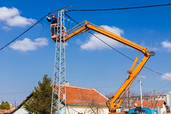 Power line team på jobbet på en stolpe — Stockfoto