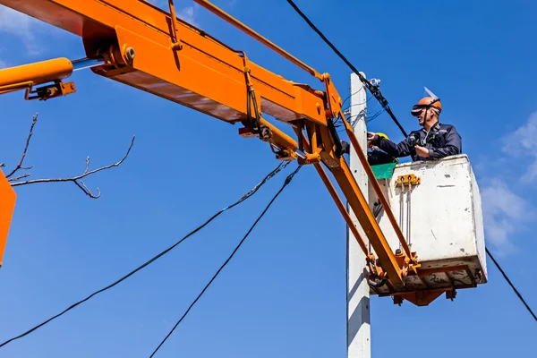 Güç hattı takım iş kutup