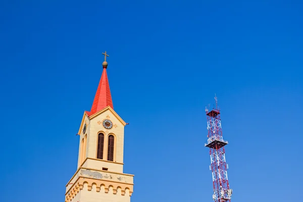 Igreja e torre de antena — Fotografia de Stock