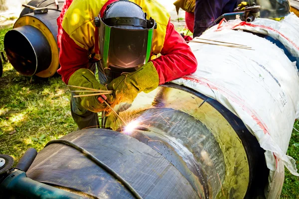 Soldador de tiro de cerca hasta la soldadura, chispas volando alrededor . — Foto de Stock