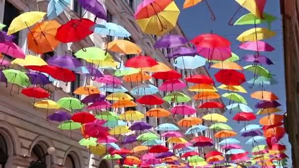 Decoración con paraguas colgantes — Vídeos de Stock