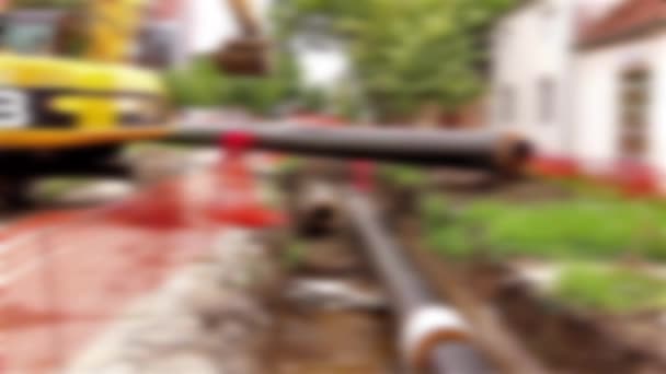 Vue floue sur l'équipe de travailleurs jusqu'à l'assemblage d'un nouveau pipeline .